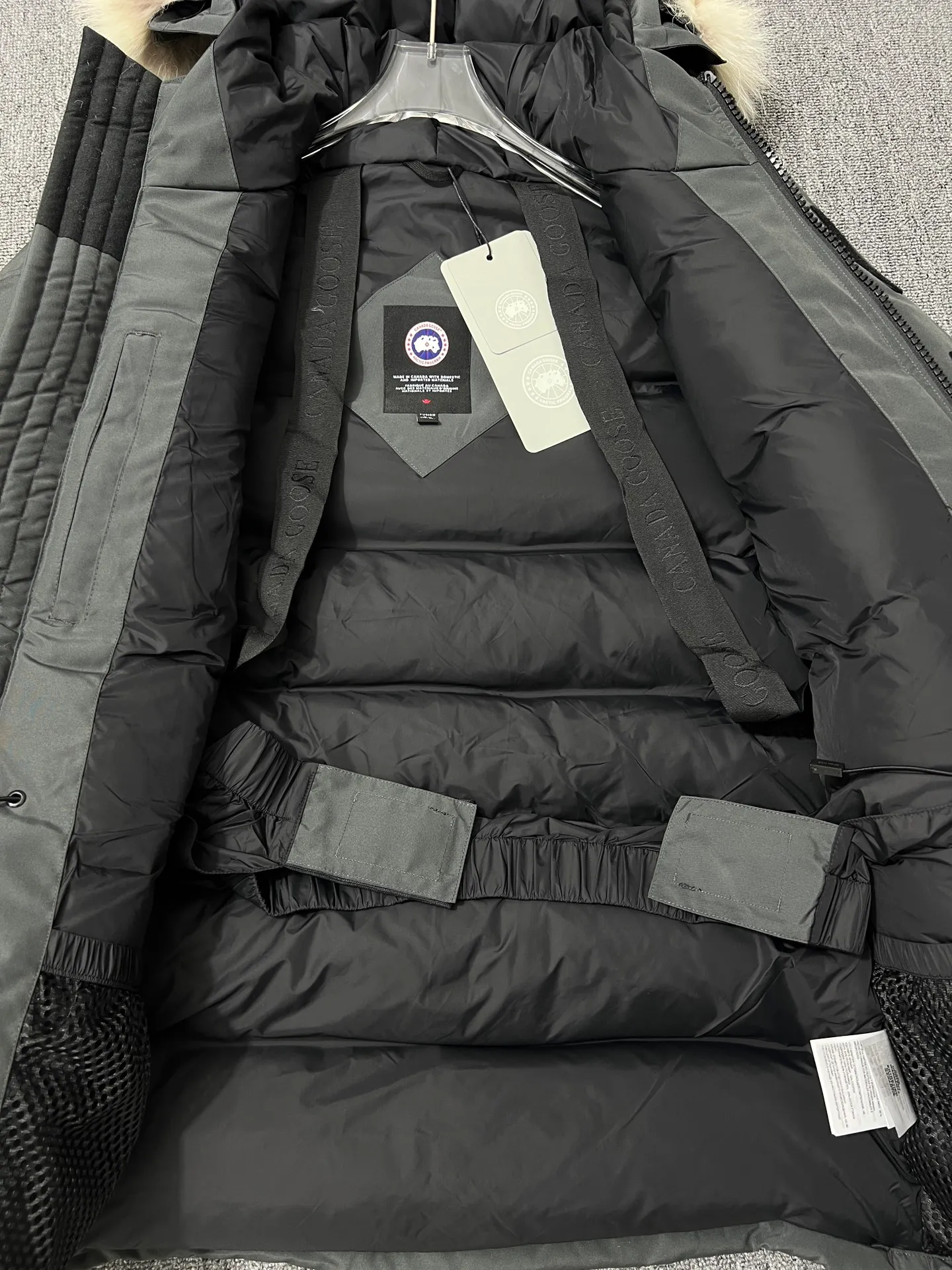 P780 🆕 Top original version, supports chip sensor with handbag 𝗖𝗮𝗻𝗮𝗱𝗮 𝗚𝗼𝘀𝗲 / 🇨🇦 Canada Goose 08 Down Jacket ⚠️ Partners who have been cooperating with us in the past few years know that no matter what is produced outside, our pure genuine trading company ships ❗️ After the test of time, we have received rave reviews. You can compare the market products with us. If you are not satisfied, you can return it at will. You are also welcome to come to ZG to see it and then come to my home to buy‼  1⃣️ The filling is 80% white duck down, with a weight of 500g. Regarding the down content, you can feel it with your hands. Good down has no embarrassment and can be called a walking duvet! 2⃣️ The fabric is made of Feather-Light 10D waterproof coating fabric, which is made of 84.5 polyester fiber and 15.5 cotton. The surface is treated with a special Teflon protective coating produced by DuPont to prevent wind and splash water, and makes the clothing anti-pollution and long-lasting new features! 3⃣️ One-piece seamless cuffs, 13cm official length, all seals are stamped, and all the inner liner is hemmed. The overcoat means sewing all the inner liner once. On the one hand, it is to prevent the velvet from running off, and on the other hand, it can keep the stiffness of the clothes! 4⃣️ Original Yoshida Kogyo Kabushikigaisha zipper, top-grade zinc alloy electroplated zipper with the highest specifications, using precise Japanese craftsmanship, raw materials and management methods. Each zipper can withstand 100,000+ openings and closings 5⃣️ The detachable fur collar is made of top-grade imported wolf fur, which is not comparable to the loose and soft raccoon fur and fake fur on the market. It is a natural Siberian coyote fur collar. The delicate and strong feel is the sense of life that comes from the erosion of wind and frost in nature. 6⃣️ Main logo double-thread 9-needle locking stranded embroidery, electronic digital automatic embroidery, maple leaves with sharp edges. Size: XS-XXL Color: black, off-white, graphite gray, sapphire blue Dark Blue Pink Azure Graphite Gray Black Label Shoulder Width Chest Sleeve Length Clothes Length Recommended Weight kg 67 87 80-90 2XL 58 136 69 89 90-105